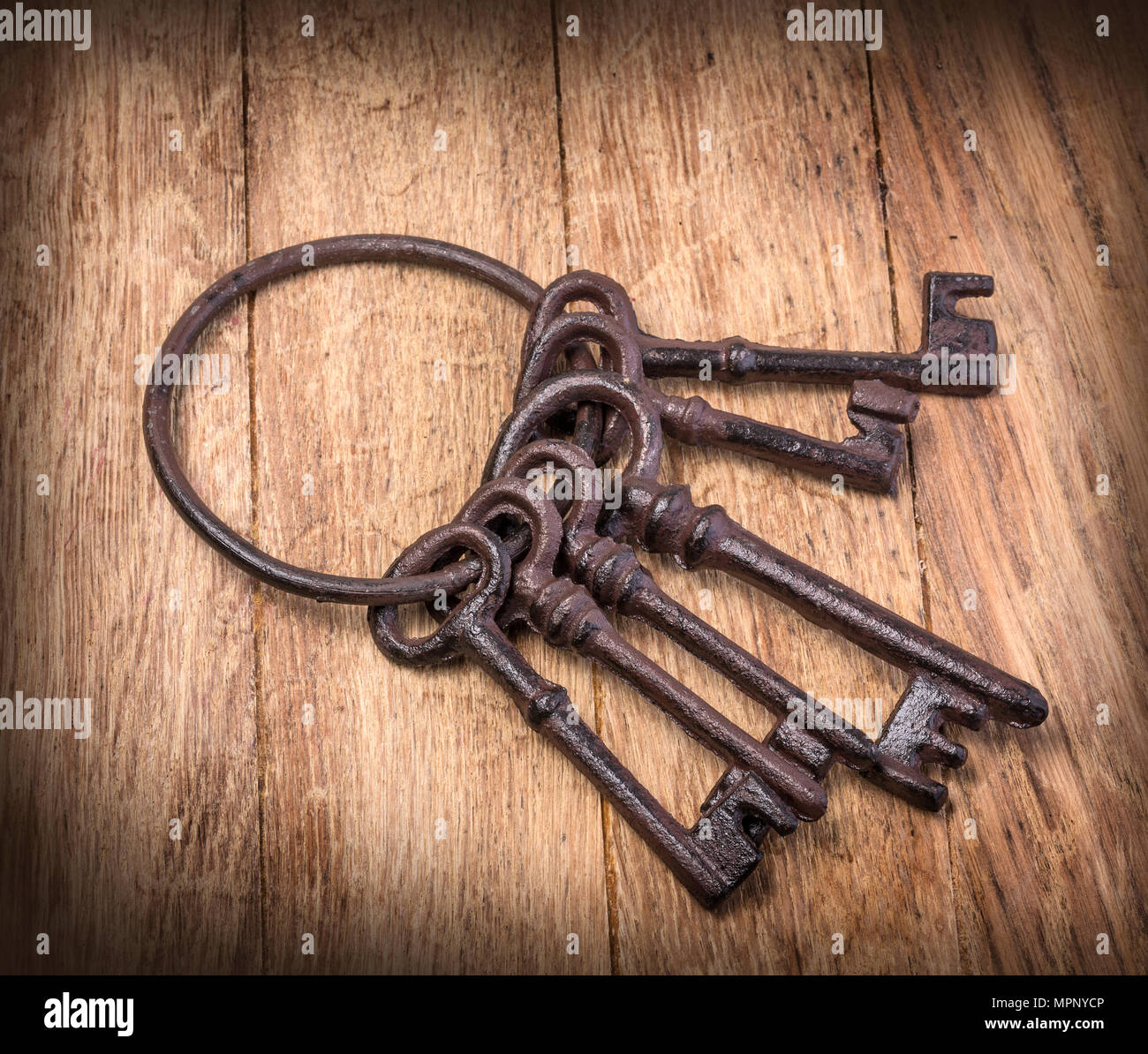 Alten rostigen Schlüsseln auf Holz- Hintergrund Stockfoto