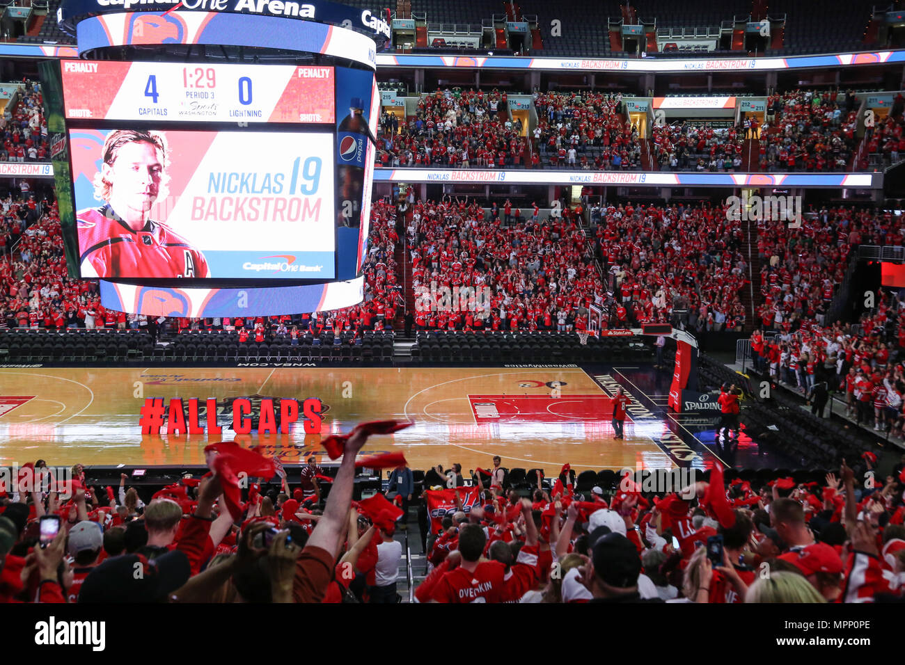 Washington, USA. 23 Mai, 2018. Hauptstädte Fans reagieren auf ein Ziel im Spiel 7 für die Östlichen Cup gegen die Tampa Bay Lightning. Credit: SOPA Images Limited/Alamy leben Nachrichten Stockfoto