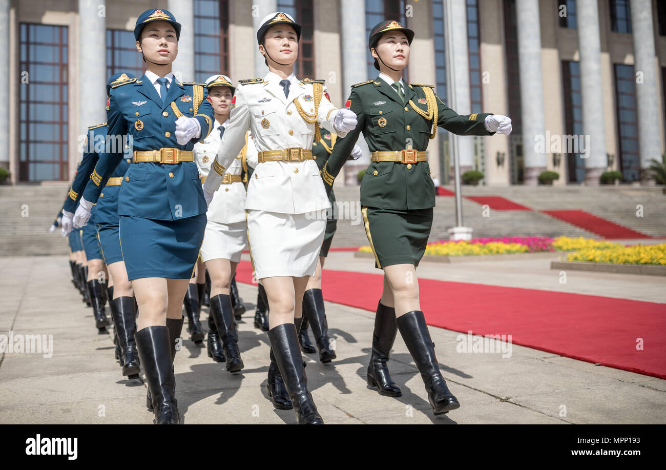 24. Mai 2018, China, Peking: Soldaten marschieren vor der Großen Halle des Volkes vor dem Besuch von Bundeskanzler von der Christlich Demokratischen Union (CDU), Angela Merkel. Merkel ist zu einem zweitägigen Besuch in China. Foto: Michael Kappeler/dpa Stockfoto