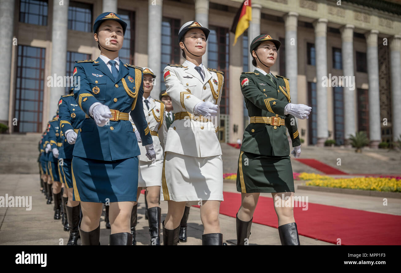 24. Mai 2018, China, Peking: Soldaten marschieren vor der Großen Halle des Volkes vor dem Besuch von Bundeskanzler von der Christlich Demokratischen Union (CDU), Angela Merkel. Merkel ist zu einem zweitägigen Besuch in China. Foto: Michael Kappeler/dpa Stockfoto