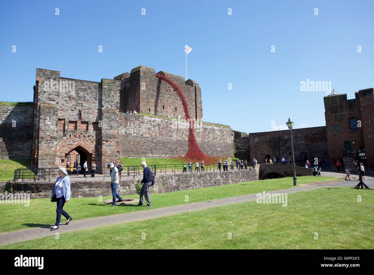 Carlisle Castle Carlisle Cumbria, Großbritannien. 23., Mai, 2018. Weinende Fenster von keramischen Mohnblumen kunst Installation an der Carlisle Castle. Das Projekt wird im Gedenken an den Ersten Weltkrieg und wird durch Künstler Paul Cummins und Designer Tom Piper. Teil von Blut fegte Länder und Meere der Roten Installation. Credit: Andrew Findlay/Alamy leben Nachrichten Stockfoto