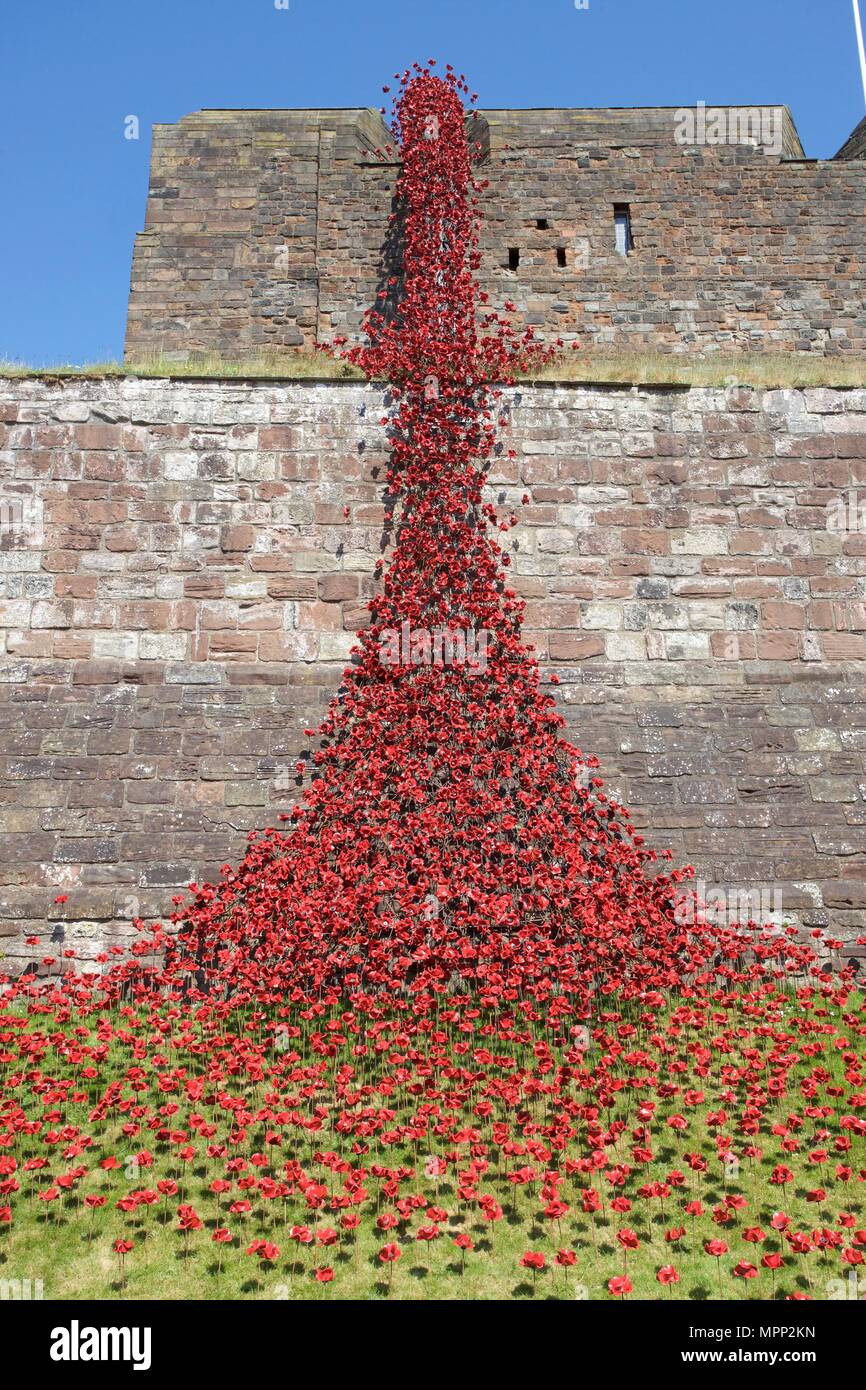 Carlisle Castle Carlisle Cumbria, Großbritannien. 23., Mai, 2018. Weinende Fenster von keramischen Mohnblumen kunst Installation an der Carlisle Castle. Das Projekt wird im Gedenken an den Ersten Weltkrieg und wird durch Künstler Paul Cummins und Designer Tom Piper. Teil von Blut fegte Länder und Meere der Roten Installation. Credit: Andrew Findlay/Alamy leben Nachrichten Stockfoto