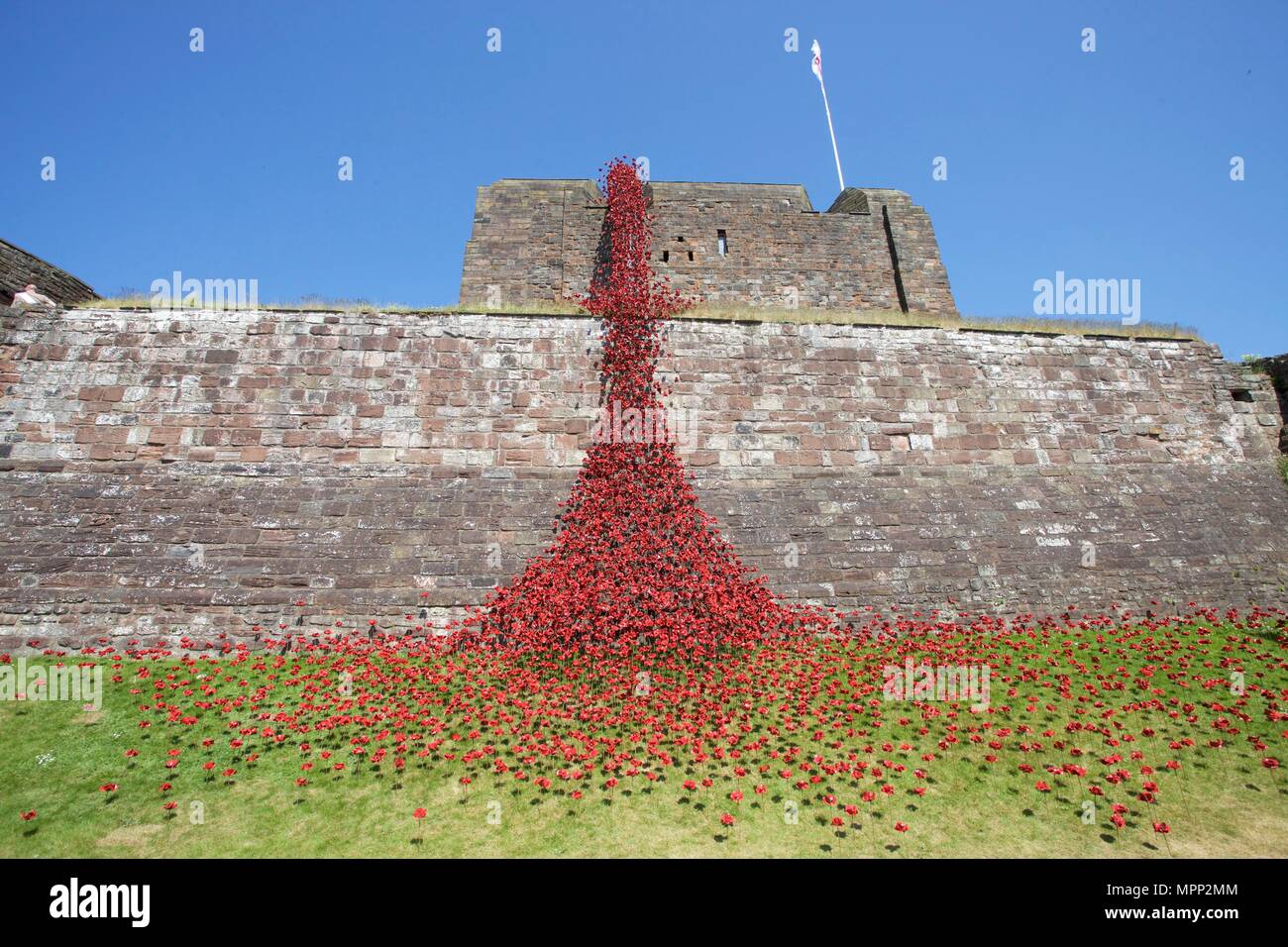 Carlisle Castle Carlisle Cumbria, Großbritannien. 23., Mai, 2018. Weinende Fenster von keramischen Mohnblumen kunst Installation an der Carlisle Castle. Das Projekt wird im Gedenken an den Ersten Weltkrieg und wird durch Künstler Paul Cummins und Designer Tom Piper. Teil von Blut fegte Länder und Meere der Roten Installation. Credit: Andrew Findlay/Alamy leben Nachrichten Stockfoto