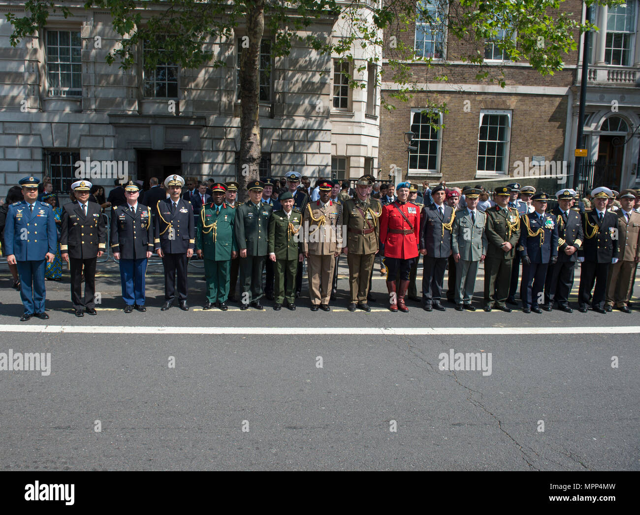 Das Ehrenmal, Whitehall, London, UK. 23 Mai, 2018. Internationaler Tag der UN-Friedenstruppen Gedenkveranstaltungen. Militärattachés Linie bis nach der Zeremonie für eine Gruppe photograp außerhalb des Royal United Services Institute in Whitehall. Credit: Malcolm Park/Alamy. Stockfoto