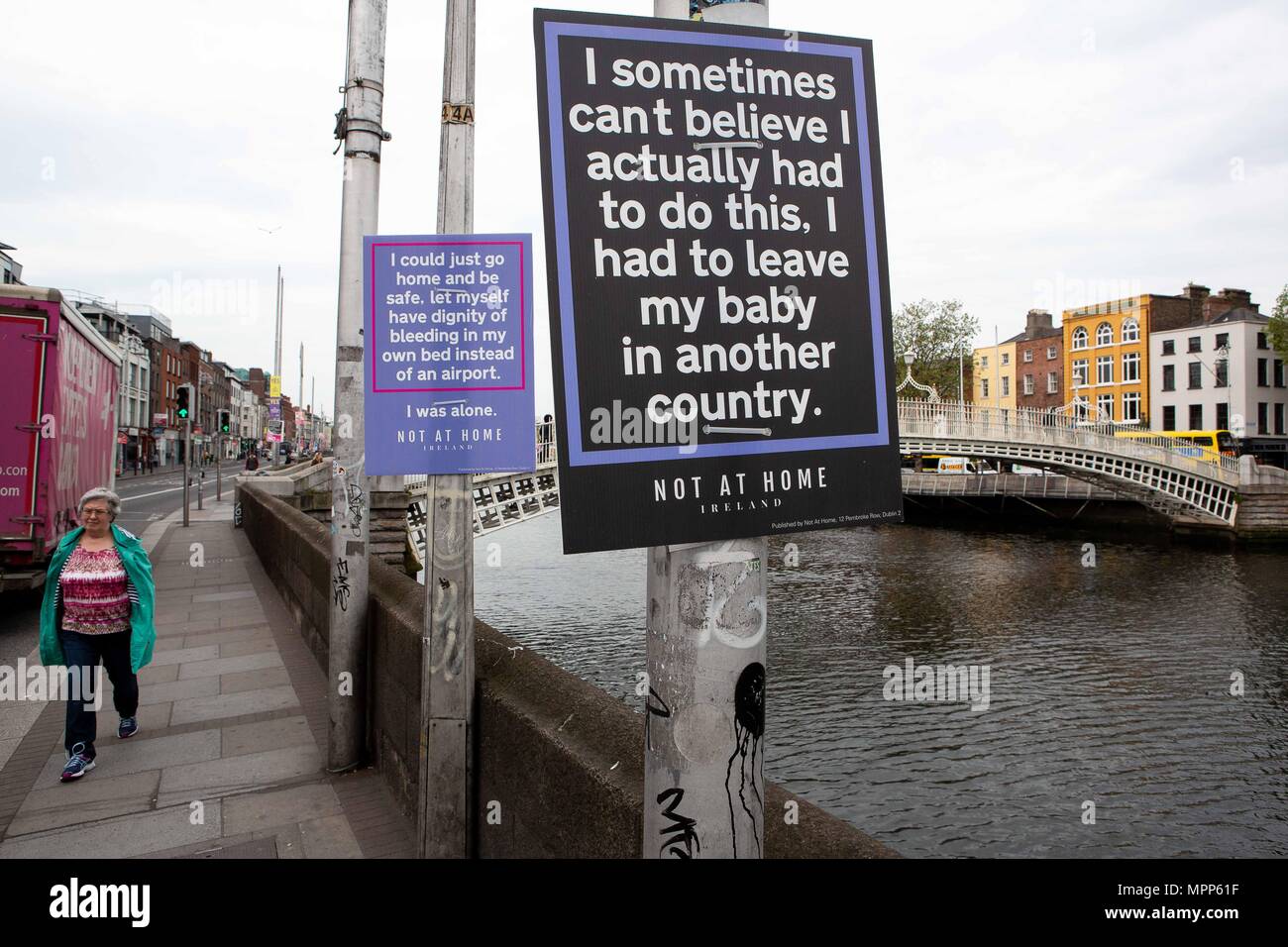 24. Mai 2018, Irland, Dublin: Kampagne Poster und Leinwände verbunden Pole auf Ha'Penny Bridge Anruf auf Bürger mit "Ja" in Favore die Aufhebung des Verbots für Abtreibung am letzten Tag des Wahlkampfes vor dem Referendum zur Aufhebung der 8. Änderung der irischen Verfassung zu stimmen. Quelle: dpa Picture alliance/Alamy leben Nachrichten Stockfoto