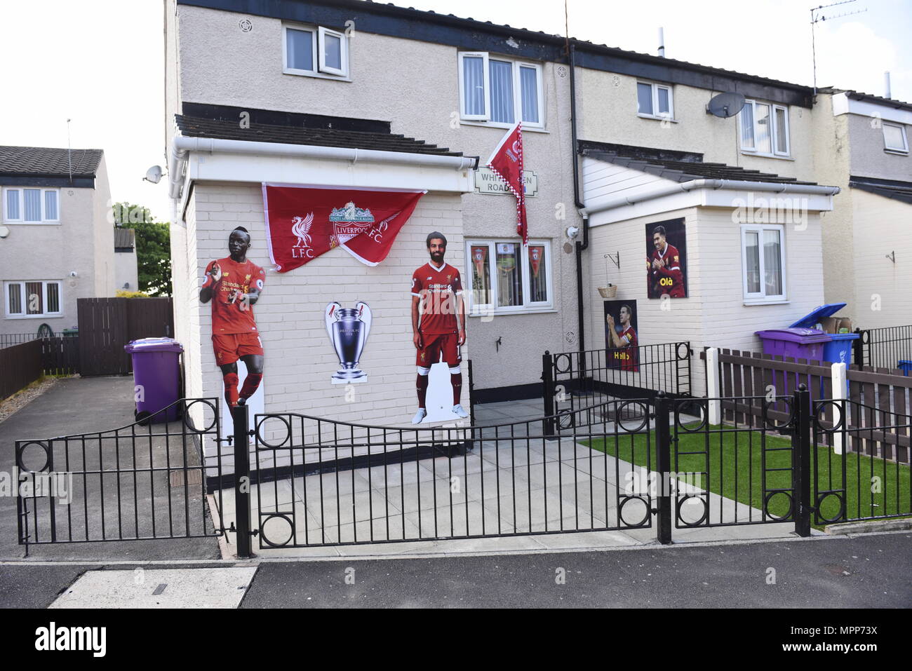 Liverpool, Großbritannien, 24. Mai 2018. Dekorationen und Flaggen klicken Sie auf Häuser und Pubs in der Nähe von Anfield, der Liverpool Football Club. Fans sind die Vorbereitung für Ihre Teams in der Champions League Finale am Samstag, den 26. Mai 2018. Es ist zum ersten Mal der FC Liverpool im Finale seit 2005 erschienen sind. Quelle: David Colbran/Alamy leben Nachrichten Stockfoto