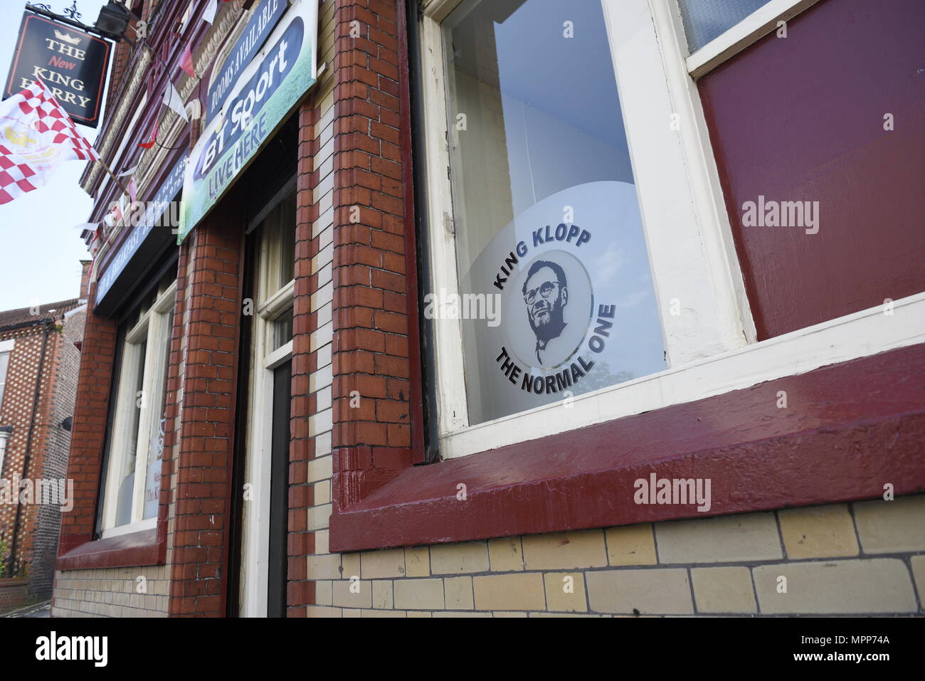 Liverpool, Großbritannien, 24. Mai 2018. Dekorationen und Flaggen klicken Sie auf Häuser und Pubs in der Nähe von Anfield, der Liverpool Football Club. Fans sind die Vorbereitung für Ihre Teams in der Champions League Finale am Samstag, den 26. Mai 2018. Es ist zum ersten Mal der FC Liverpool im Finale seit 2005 erschienen sind. Quelle: David Colbran/Alamy leben Nachrichten Stockfoto