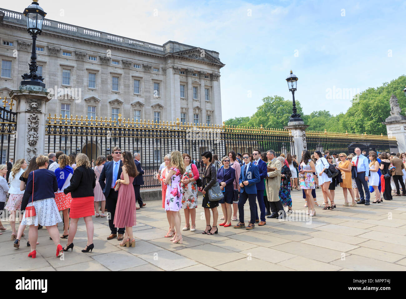 Buckingham Palace, London, 24. Mai 2018. Die Menschen in der Warteschlange der Palast für die des Herzogs von Edinburgh Awards am Buckingham Palace. Die Auszeichnungen sind eine Jugend Awards Programm im Vereinigten Königreich im Jahr 1956 gegründet von Prinz Philip, Herzog von Edinburgh, Jugendliche und junge Erwachsene für den Abschluss einer Reihe von Self-improvement Übungen zu erkennen. Credit: Imageplotter Nachrichten und Sport/Alamy leben Nachrichten Stockfoto