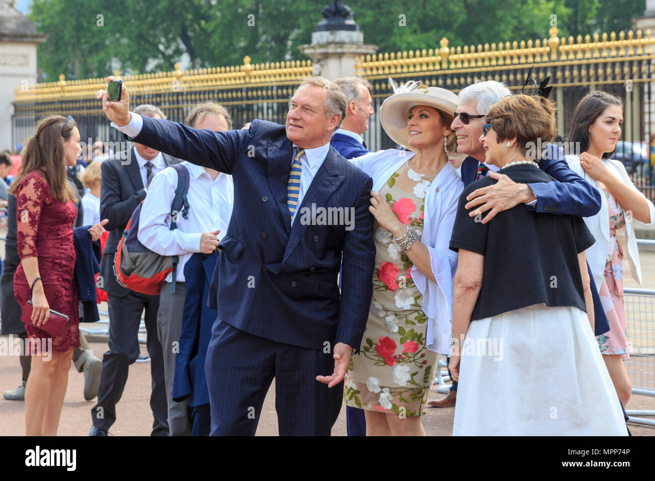 Buckingham Palace, London, 24. Mai 2018. Ein selfie vor dem Palast zu gehen. Die Menschen in der Warteschlange Buckingham Palace für den Herzog von Edinburgh's Awards Mix mit neugierigen Touristen und Einheimische, die das Londoner eingeben. Die Auszeichnungen sind eine Jugend Awards Programm im Vereinigten Königreich im Jahr 1956 gegründet von Prinz Philip, Herzog von Edinburgh, Jugendliche und junge Erwachsene für den Abschluss einer Reihe von Self-improvement Übungen zu erkennen. Credit: Imageplotter Nachrichten und Sport/Alamy leben Nachrichten Stockfoto