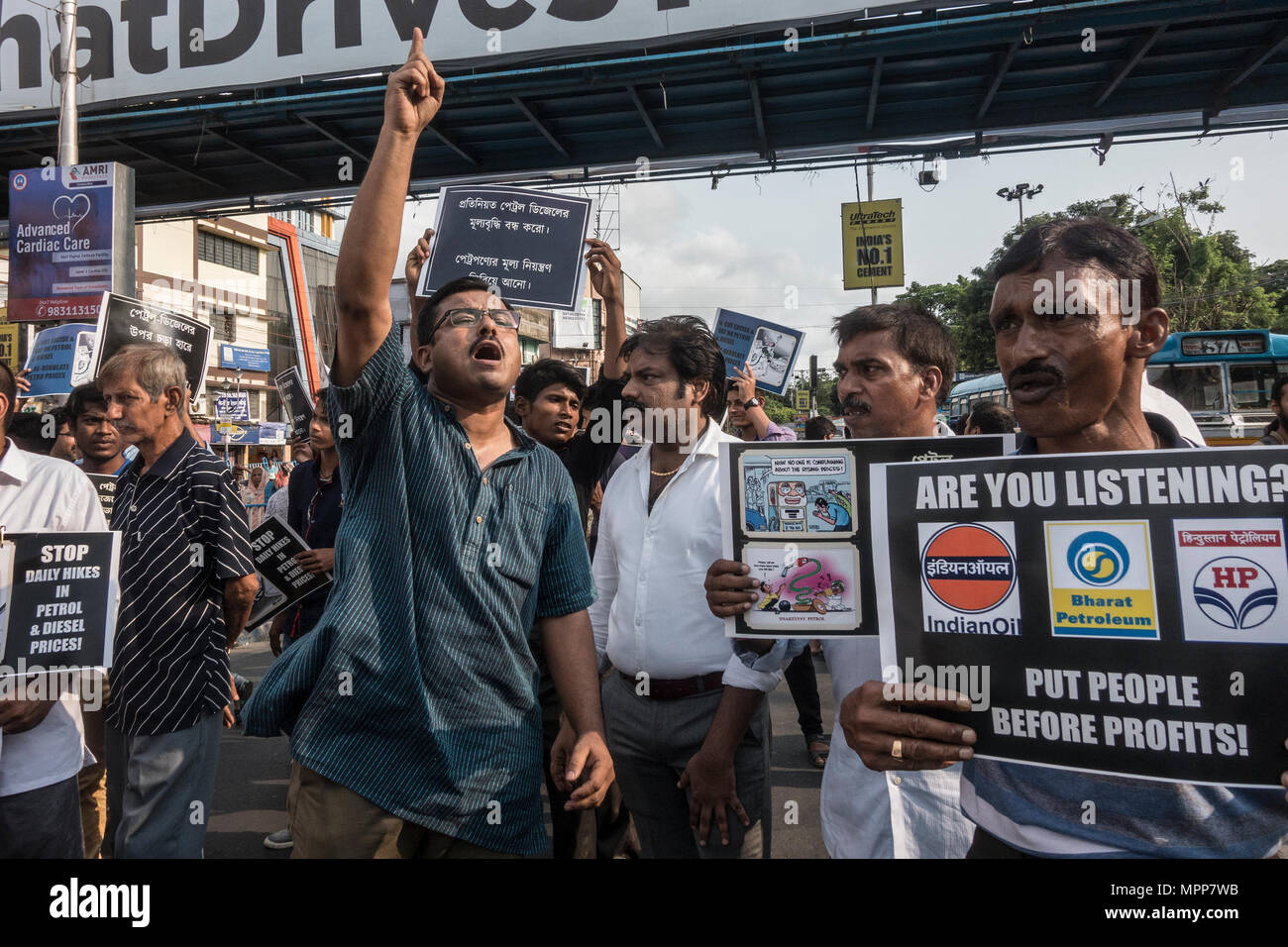 (180524) - Kolkata, 24. Mai 2018 (Xinhua) - Protest gegen den letzten Preis Wanderung von Kraftstoff in Kolkata, Indien, am 24. Mai 2018. Nach einer groben Schätzung, Indien hat die höchsten Preise von Benzin und Diesel unter den asiatischen Nationen als Steuern für die Hälfte der Kraftstoff-Pumpe Preise. (Xinhua / tumpa Mondal) (zjl) Stockfoto