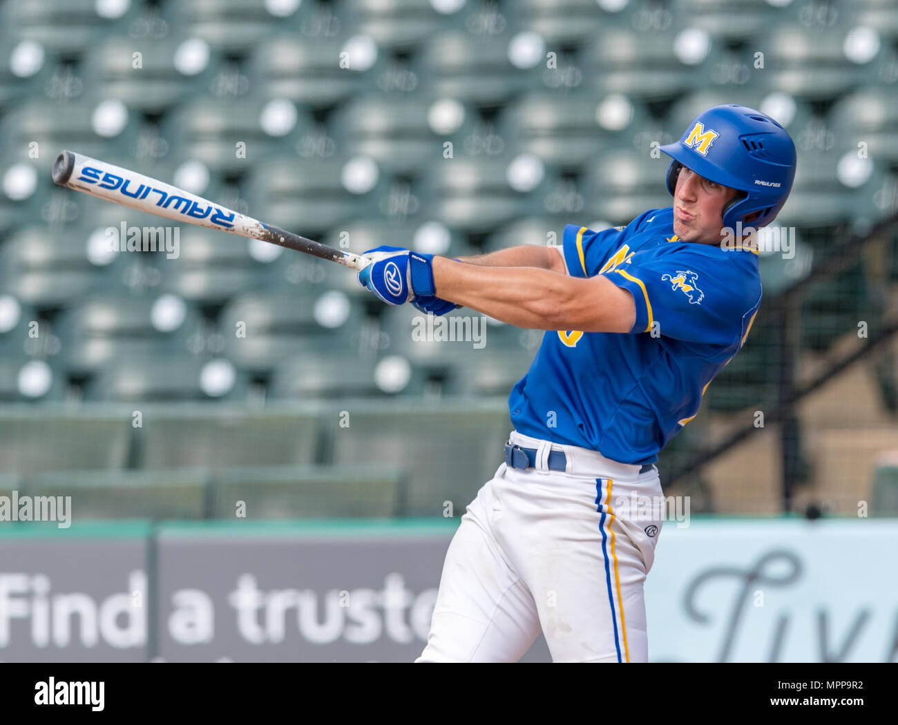 23. Mai 2018: McNeese State catcher Brett Whelton (13) Schaukeln für eine Base hit Während der Süden Konferenz Meisterschaften 2018. Spiel 1 McNeese vs nordwestlichen Zustand im Sternbild Feld Sugar Land, Texas nordwestlichen Zustand gewann 2-1 Stockfoto