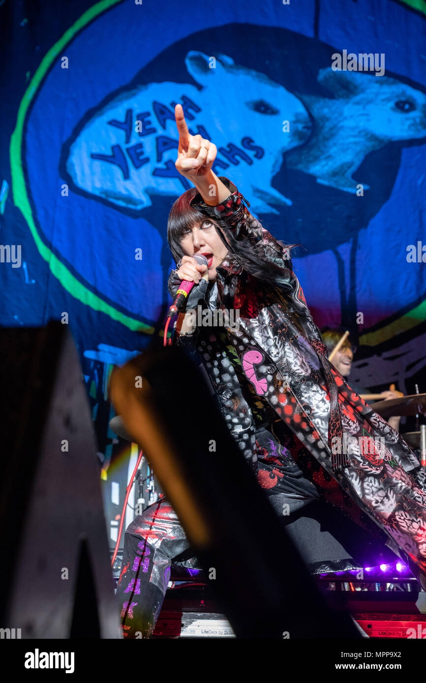 Sängerin Karen Lee Orzolek, besser bekannt unter ihrem Künstlernamen Karen O bekannt führt mit den Yeah Yeah Yeahs am 3 Arena. Stockfoto