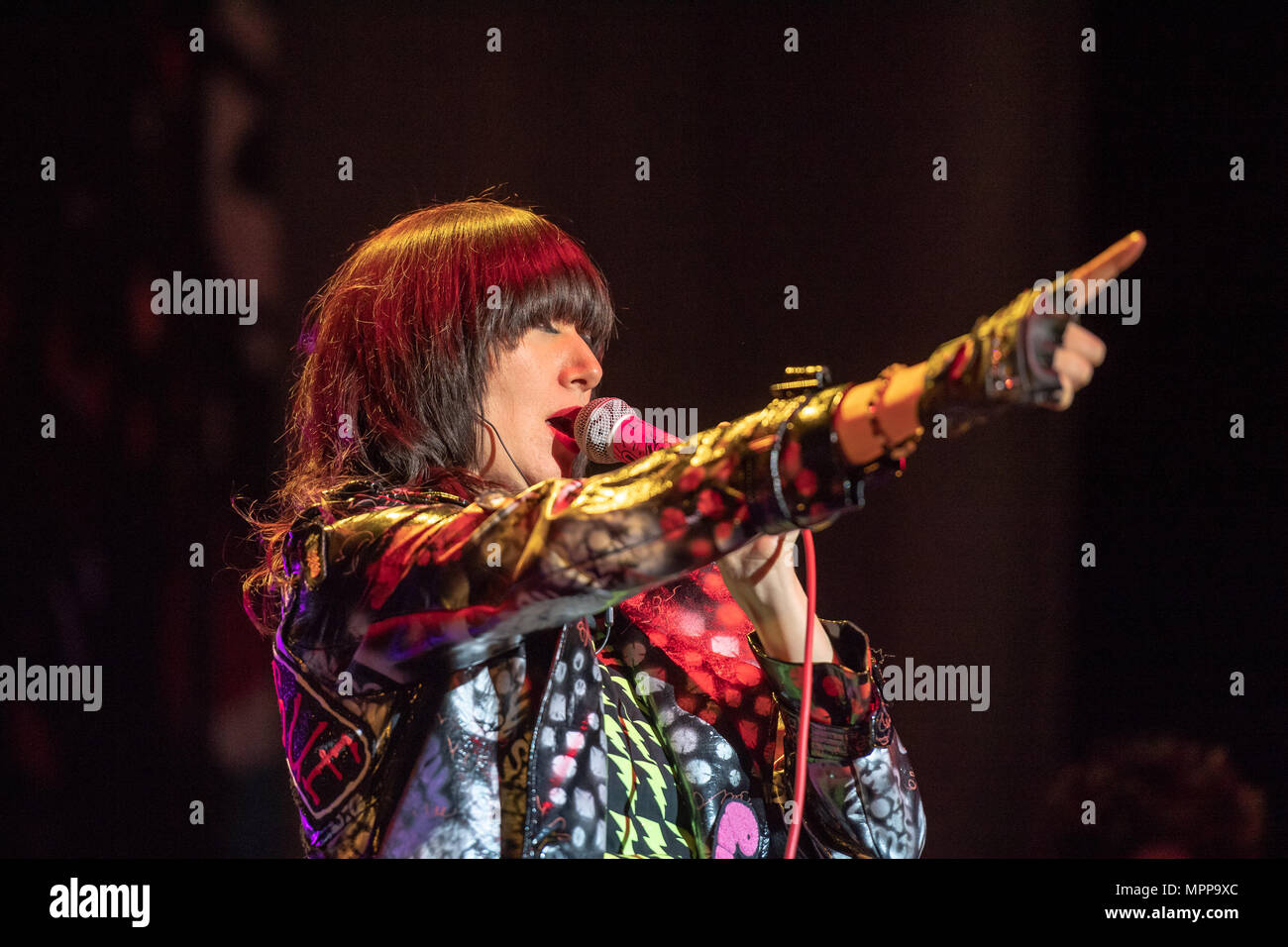 Sängerin Karen Lee Orzolek, besser bekannt unter ihrem Künstlernamen Karen O bekannt führt mit den Yeah Yeah Yeahs am 3 Arena in Dublin. Stockfoto