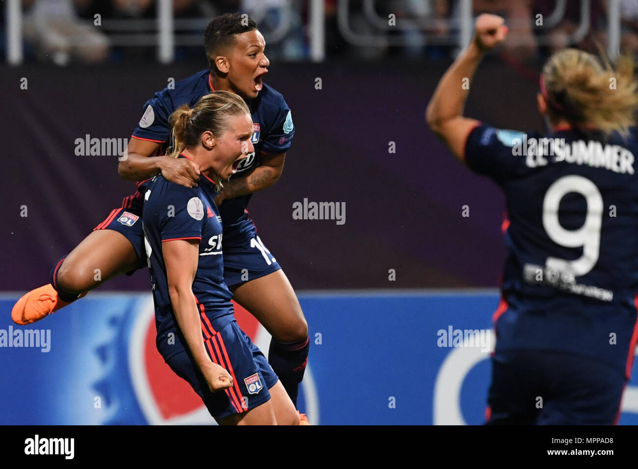 24. Mai 2018, in der Ukraine, Kiew: Frauenfußball, Champions League, VfL Wolfsburg vs Olympique Lyon am Walerij Lobanovskyi Dynamo Stadion. Lyon Amandine Henry feiert, nachdem ihr Ziel für 1:1 (l, unten) mit Lyon Cassandra Steen van de Sanden (l, oben) und Eugenie Le Sommer (r). Foto: Ina Faßbender/dpa Stockfoto