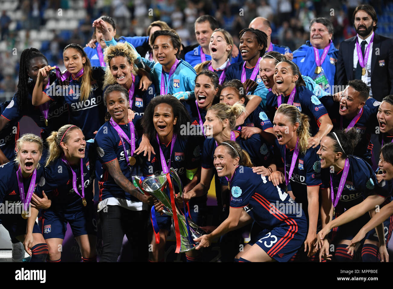 24. Mai 2018, in der Ukraine, Kiew: Frauenfußball, Champions League, VfL Wolfsburg vs Olympique Lyon am Walerij Lobanovskyi Dynamo Stadion. Lyon's Captain Wendie Renard (unten 4. f) und die Mannschaft mit der Champions League Cup feiern. Lyon Trainer Reynald Pedros ist oben rechts. Foto: Ina Faßbender/dpa Stockfoto