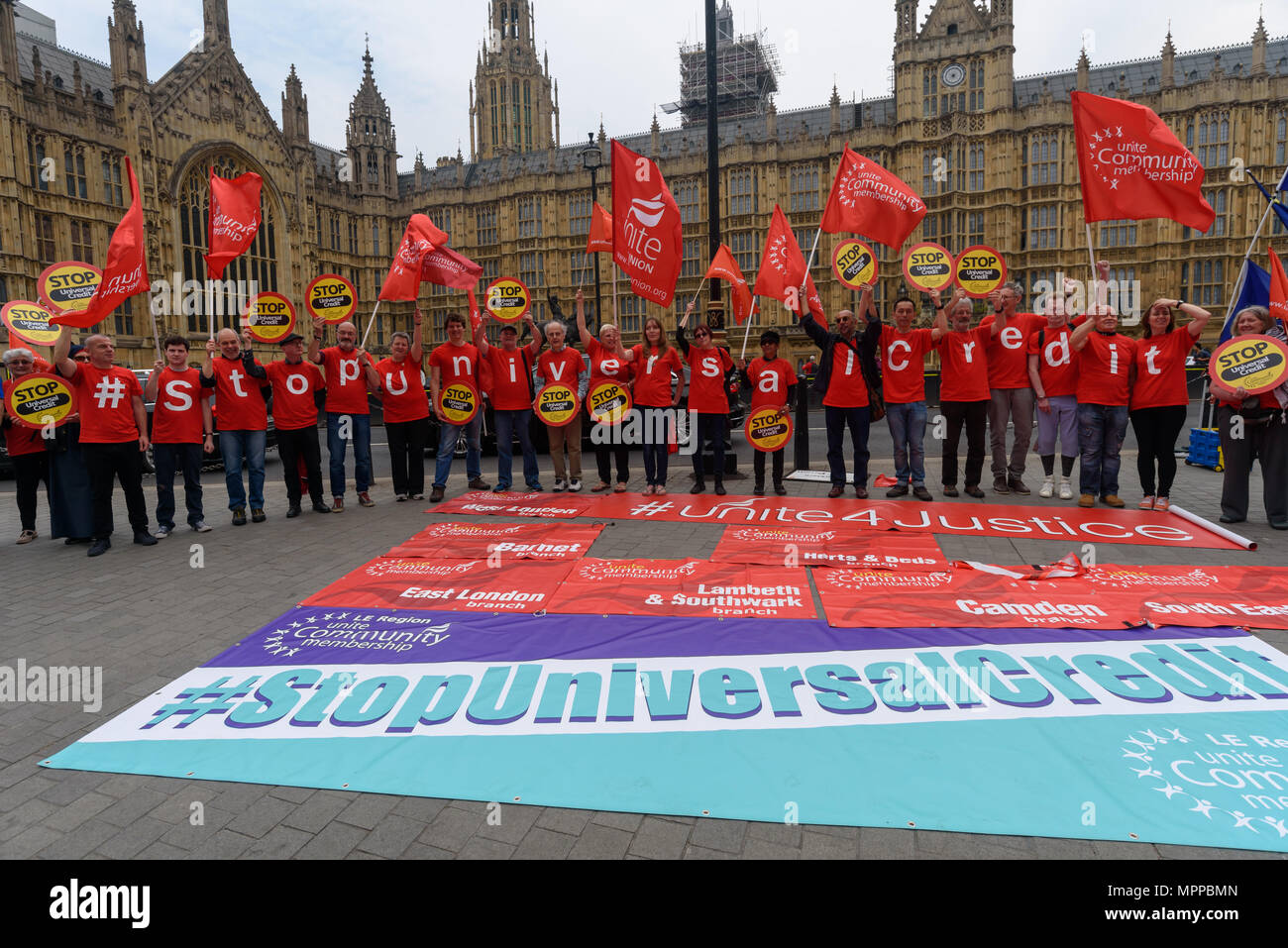 London, Großbritannien. 24. Mai 2018. Die Befürworter von Vereinen Gemeinschaft darstellen, vor den Häusern des Parlaments als Teil der Unite nationalen Tag der Aktion gegen Universal Kredit vor marschieren an der Abteilung für Arbeit und Pensionen zu protestieren. Ihre t-shirts buchstabieren, die Nachricht '#StopUniversalCredit' und für einen sofortigen Stopp der Namentliche aus Universal Credit die bewiesen hat eine wirtschaftliche und politische Katastrophe, Not und Verarmung, die gezwungen, es zu ertragen. Credit: Peter Marschall/Alamy leben Nachrichten Stockfoto