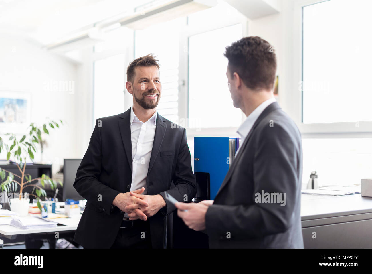 Zwei Geschäftsleute in Büro, diskutieren, Lösungen, mit digitalen Tablet Stockfoto