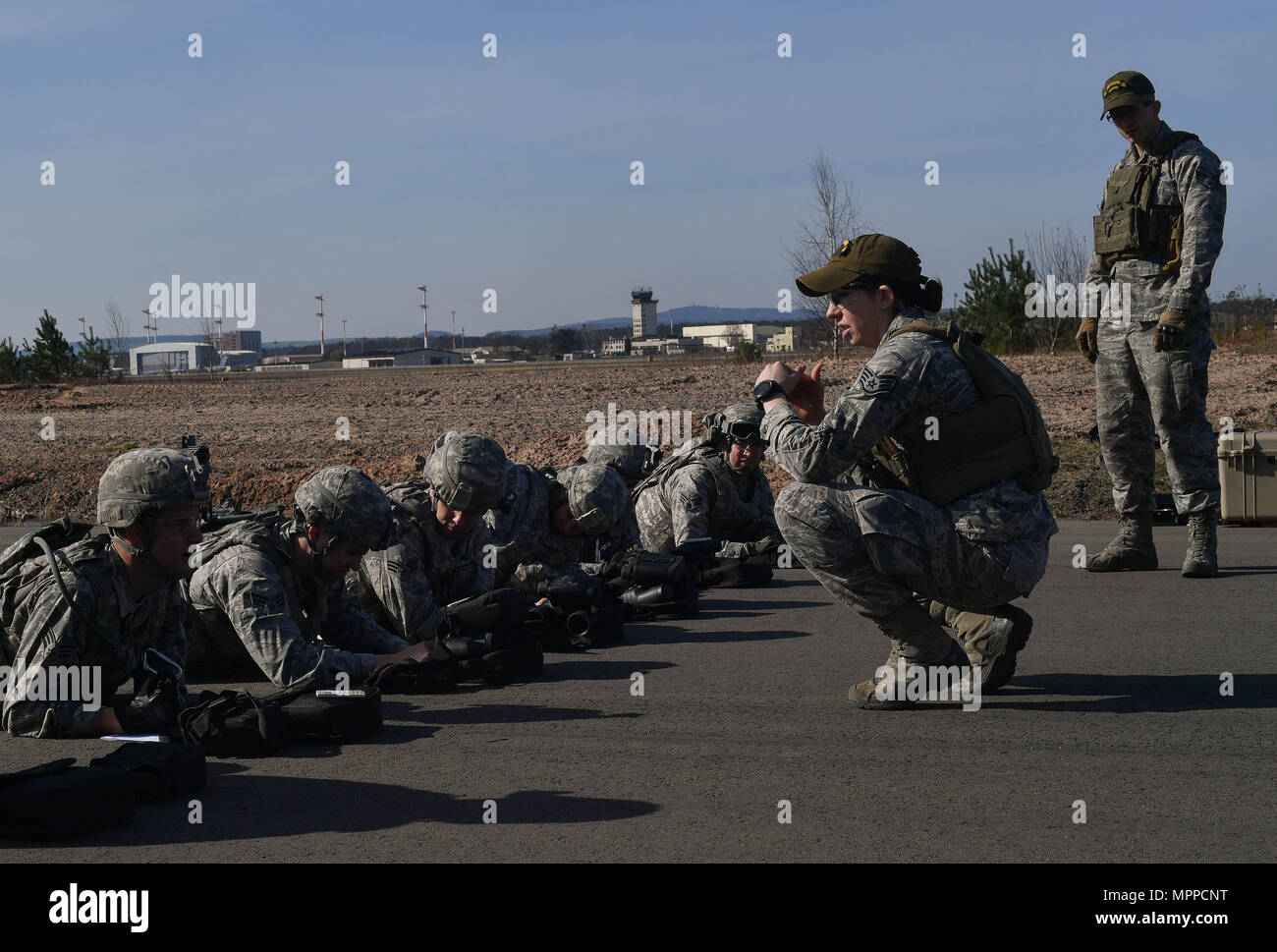 Staff Sgt Kelsea Ashmore, 435. Sicherheit Kräfte Squadron Ground Combat Readiness Training Center Ausbilder, Expalins für Studenten der Security Operations Kurs, wie man den Abstand des Ziels während der Bereich Schätzung Teil des Kurses auf Ramstein Air Base, Deutschland, 25. März 2017 zu schätzen. Die zwei-Wochen-Kurs soll Sicherheitskräfte Flieger vorbereiten, die Reihe bereitstellen. Flieger, die 86. SFS, 422. SFS 100. SFS und 569th US Kräfte Polizei Geschwader zugewiesen beteiligte sich an den Kurs. (Foto: Senior Airman Tryphena Mayhugh US Air Force) Stockfoto