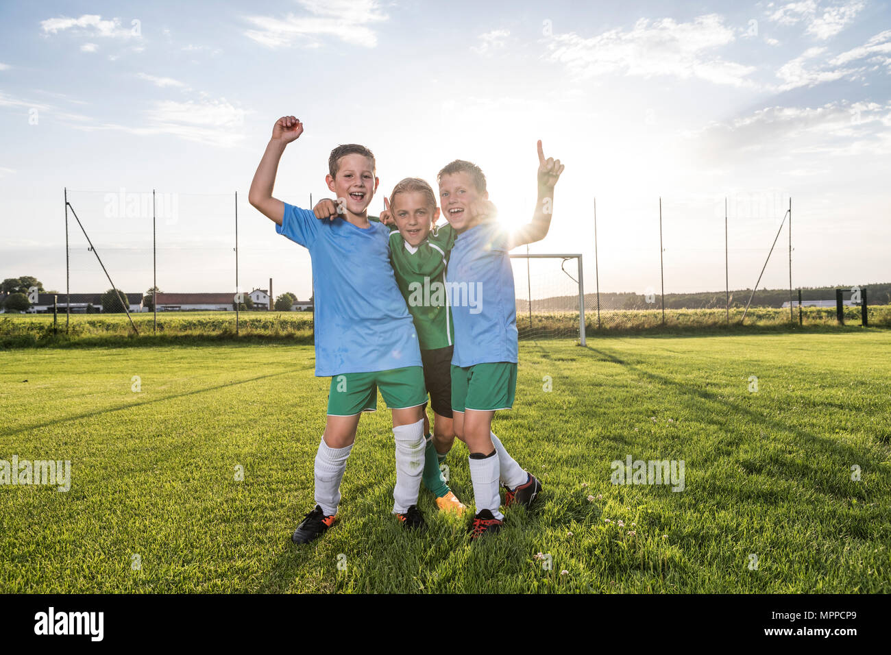 Junge Fußball-Spieler jubelnd auf den Fußballplatz Stockfoto