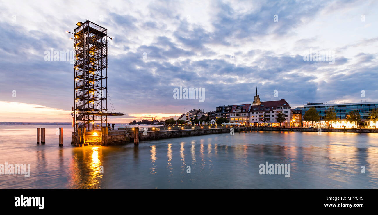 Deutschland, Baden-Württemberg, Friedrichshafen, Bodensee, Stadtblick und mole Tower, hafenmole am Abend Stockfoto