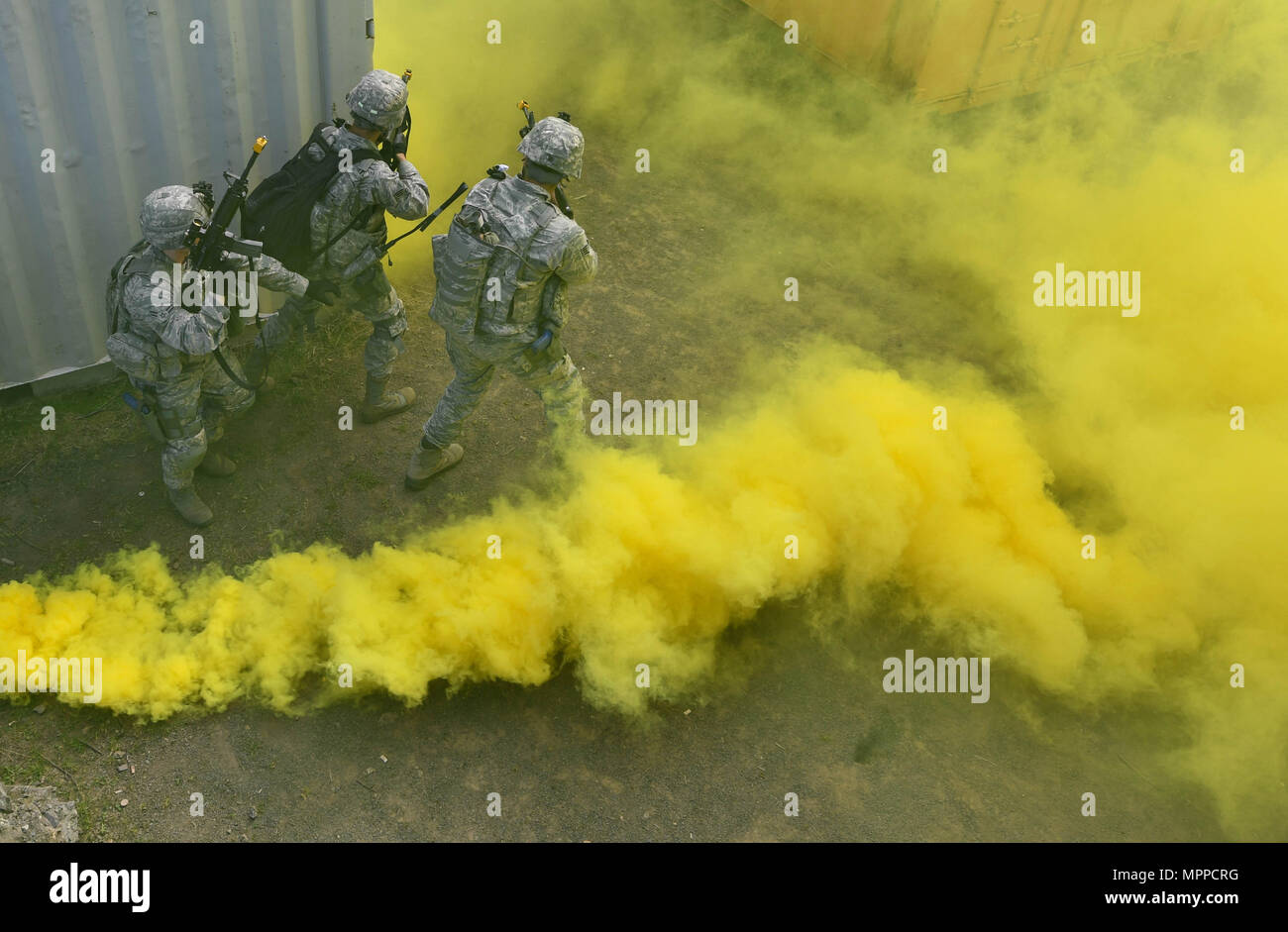 Studenten der 435th Sicherheit Kräfte Squadron Ground Combat Readiness Training Center Security Operations Kurs taktisch weiter von einem simulierten Dorf während der städtischen Operationen Teil des Kurses U.S. Army Garrison Baumholder, Deutschland, 4. April 2017. Die zwei-Wochen-Kurs begann März 24 und bietet Einsatzvorbereitenden Ausbildung Sicherheit Flieger zwingt, die wohl gehen wird. Flieger, die 86. SFS, 422. SFS 100. SFS und 569th US Kräfte Polizei Geschwader zugewiesen beteiligte sich an den Kurs. (Foto: Senior Airman Tryphena Mayhugh US Air Force) Stockfoto