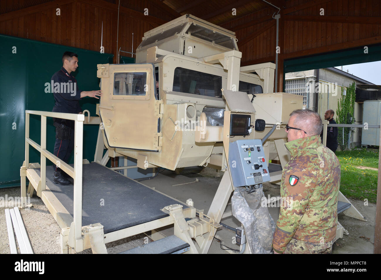 Italienischen Carabinieri der 7 Regiment "Carabinieri" leifers Bozen und 13 Regiment Carabinieri "Friuli Venezia Giulia" görz mit der High Mobility Multipurpose Radfahrzeug (Hmmwv) Ausstieg Hilfe Trainer (Wärme), bei Caserma Ederle Vicenza, Italien, 6. April 2017, Durchführen der Schulung. Der Simulator ermöglicht die Soldaten verlassen Fahrzeuge, Fähigkeiten zu üben und in realistischen Szenarien. Carabinieri mit US-Armee RTSD Süden Ausrüstung, um die bilateralen Beziehungen zu verbessern und die Zusammenarbeit und die Kapazität des Personals in gemeinsamen Aktionen beteiligt zu erweitern. (U.S. Armee Foto von Vi Stockfoto
