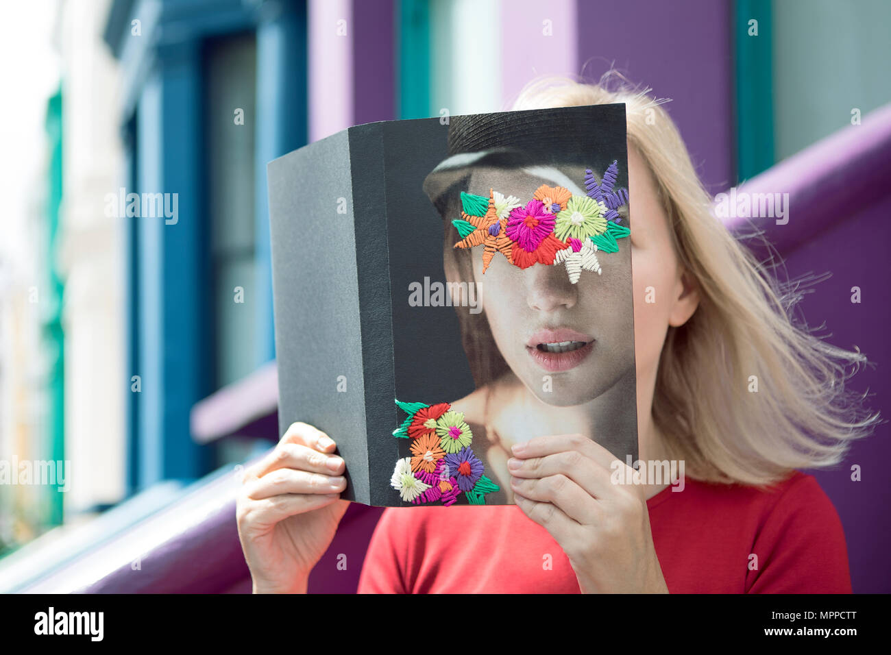 Frau mit Gesicht mit Buch, lesen Poesie in die Stadt Stockfoto