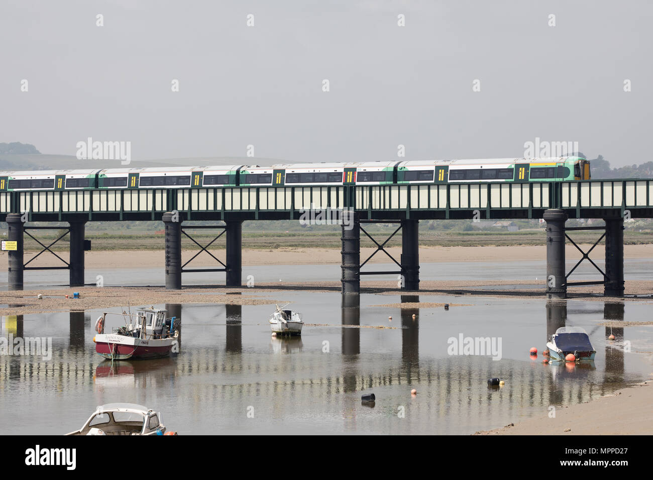 Zug über die Harbour Bridge in Shoreham-by-Sea, West Sussex, Großbritannien Stockfoto