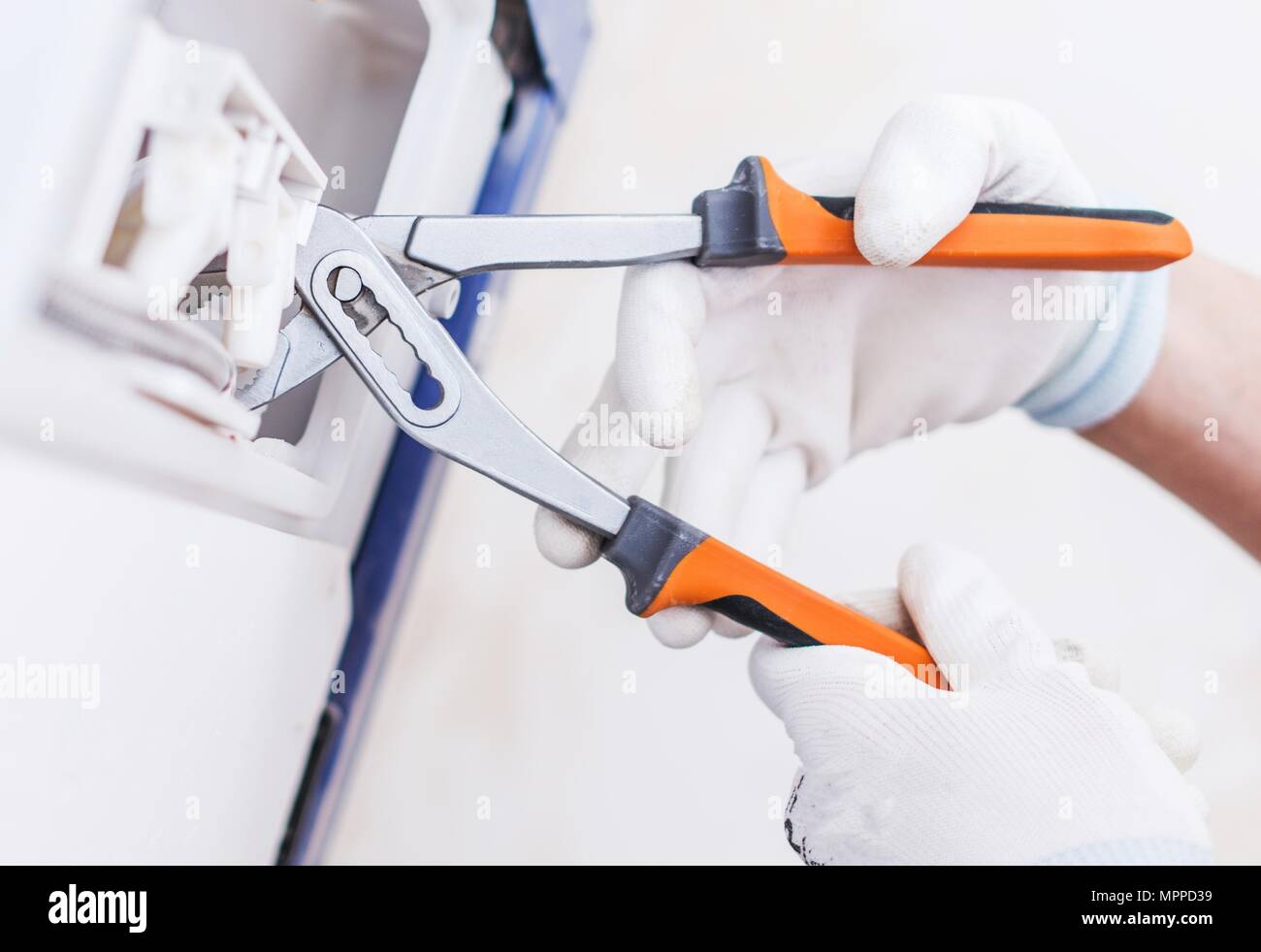 Zur Festsetzung der Toilettenschüssel Spülen Armaturen im Badezimmer Wand. Kleine Home Reparaturen Thema. Stockfoto