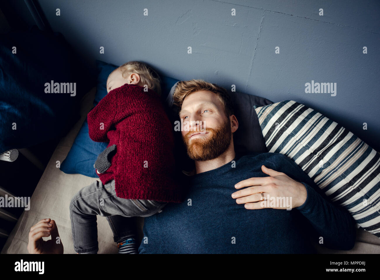 Vater verbringt Zeit mit seinem Sohn zu Hause Stockfoto