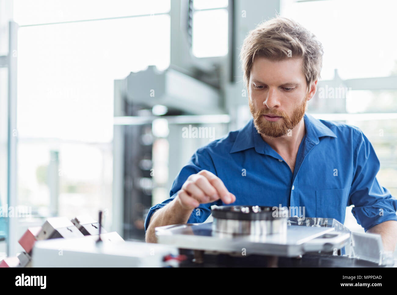 Mann Prüfung Produkt in Unternehmen Stockfoto