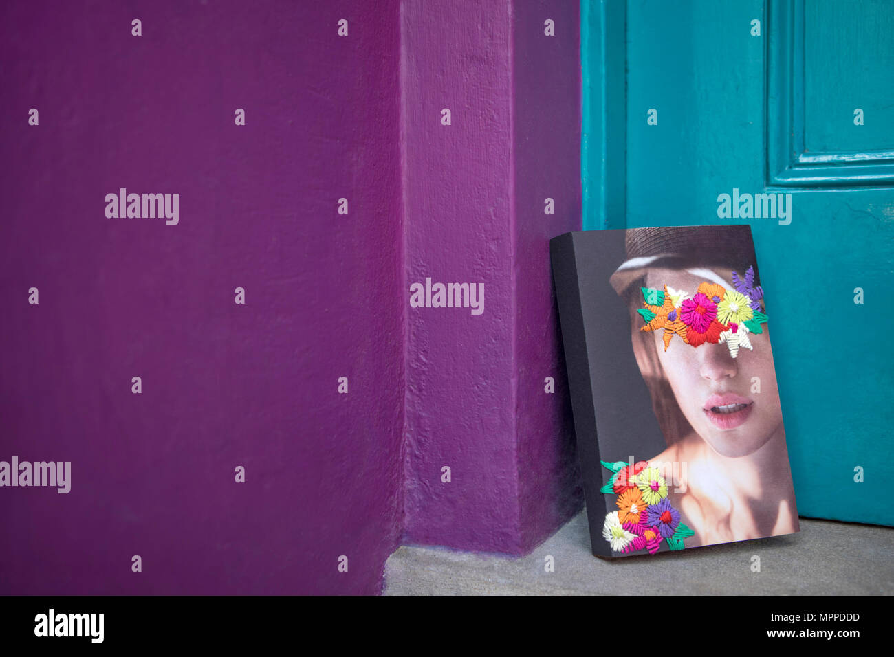 Buch mit Gesicht einer Frau lehnte sich auf Tür Stockfoto