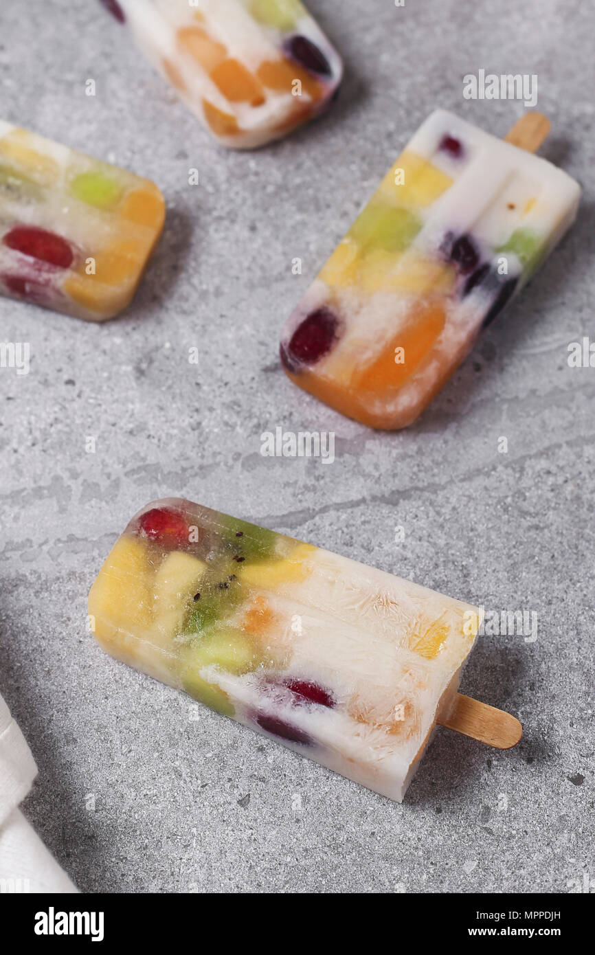 Hausgemachte Obst und Joghurt Eis am Stiel auf Marmor Stockfoto