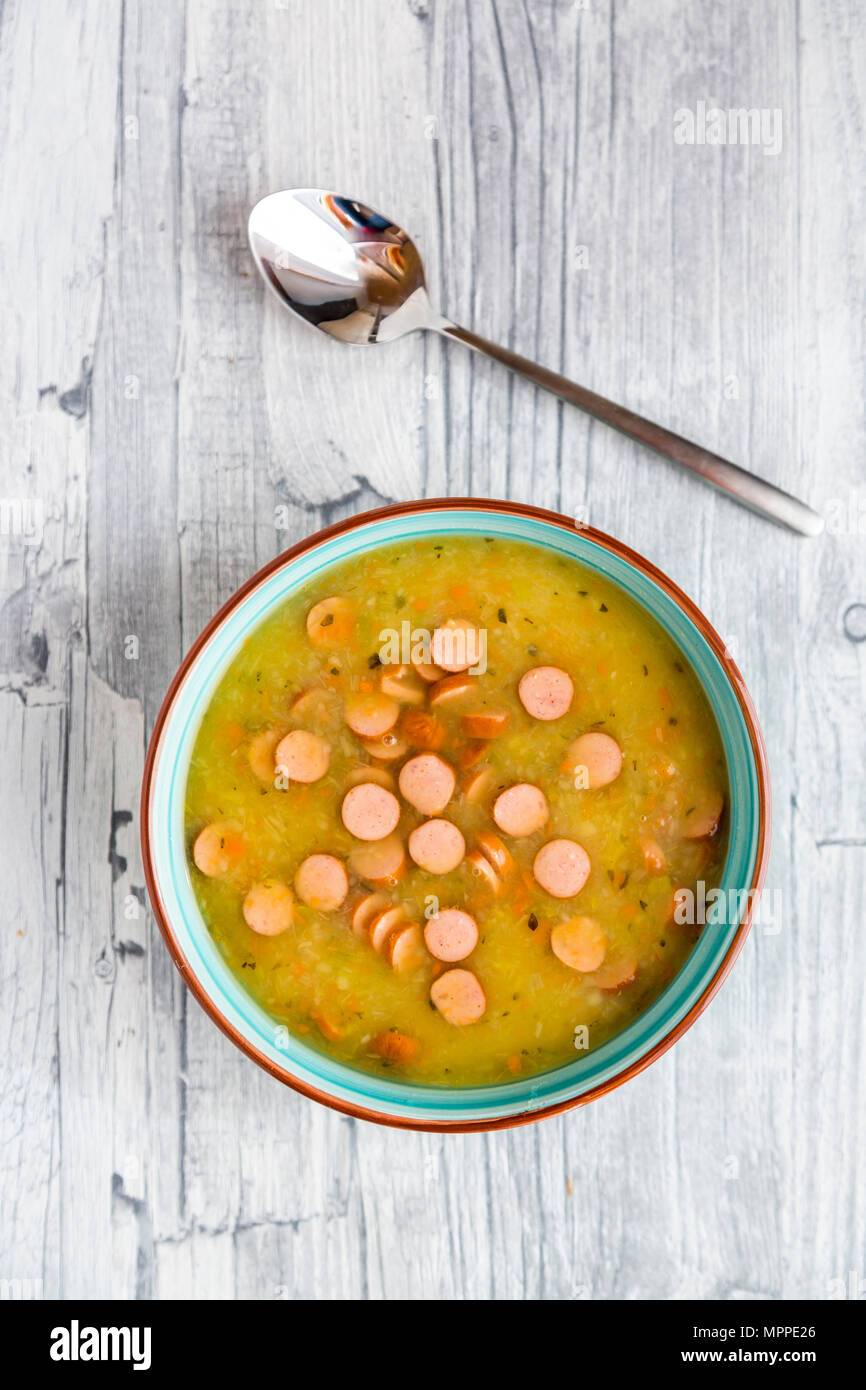Kartoffelsuppe mit Lauch, Karotte und Wiener Stockfoto