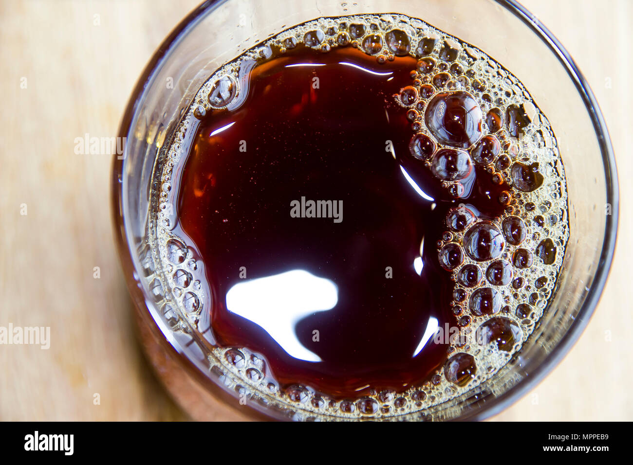 Frisch Kaffee mit Blasen und der Spiegelungen im Glas auf dem Tisch Top View gebraut Stockfoto