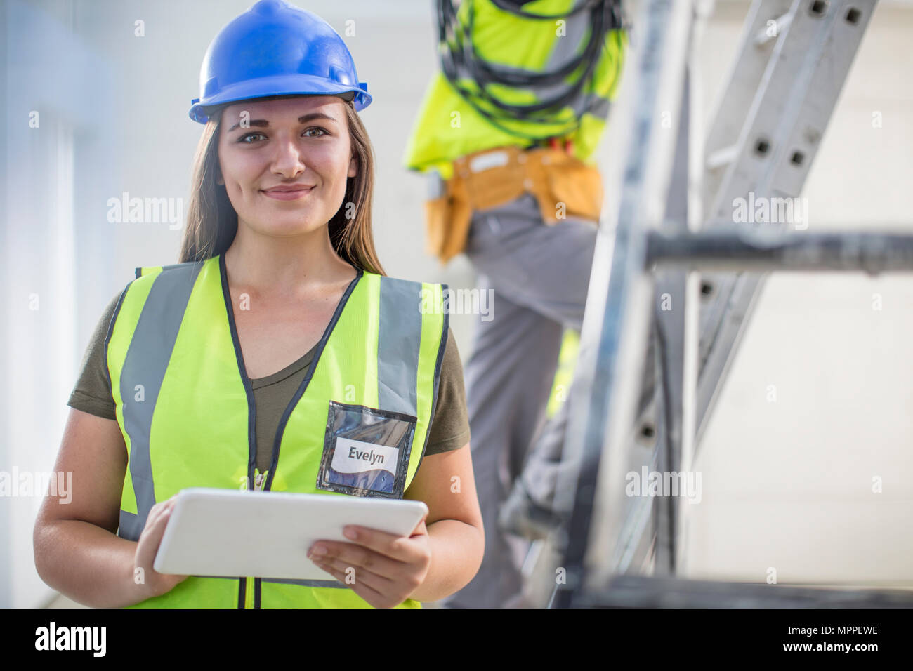 Portrat Der Lachelnde Frau Mit Tablet Pc Auf Der Baustelle Stockfotografie Alamy