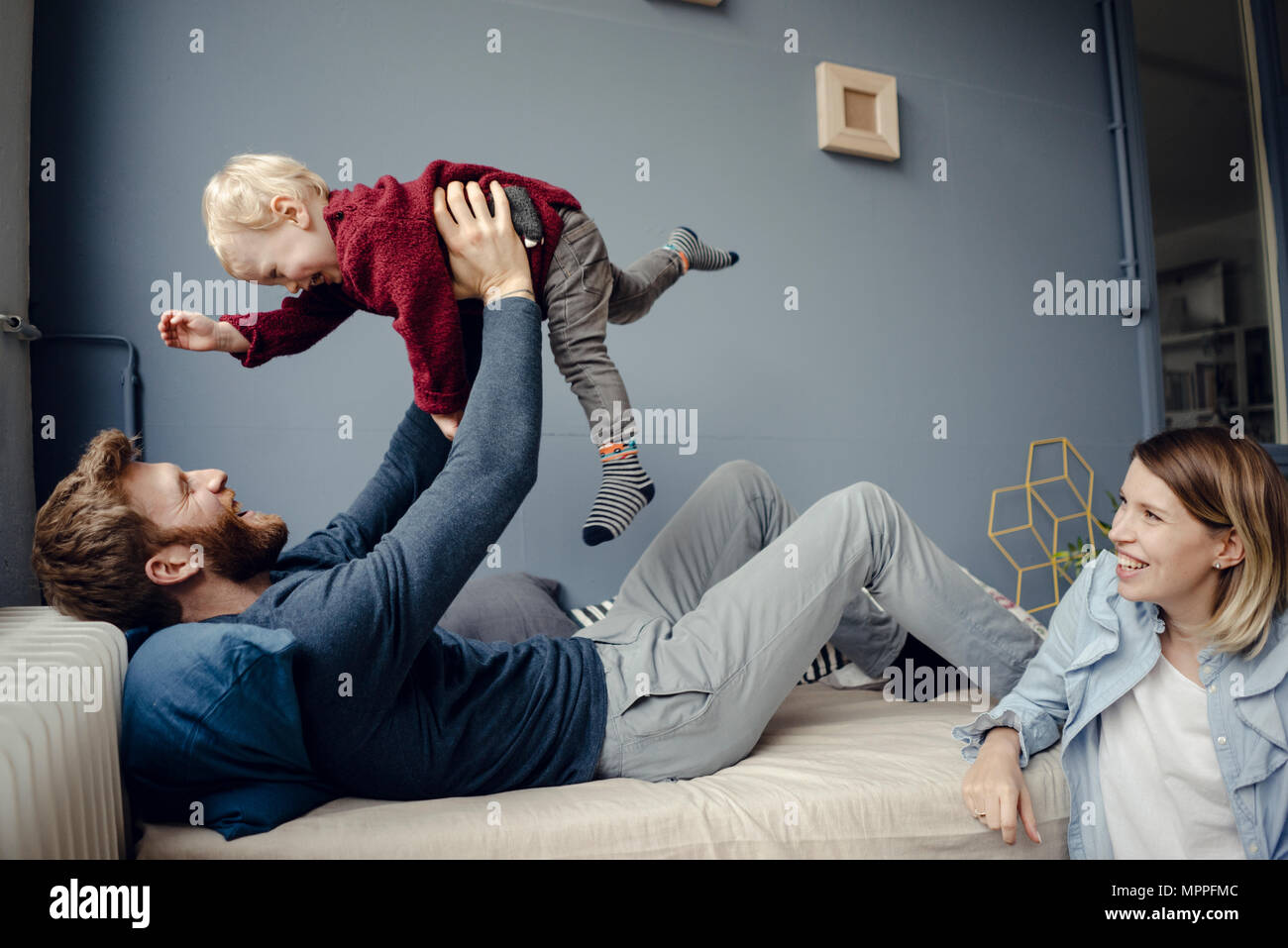 Happy Family spielen mit ihren Sohn zu Hause Stockfoto