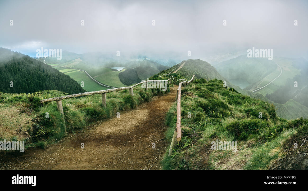 Einen herrlichen Blick von oben auf einen Weg zum Lagoa do Canário an einem bewölkten Tag auf der Insel São Miguel, Azoren. Stockfoto