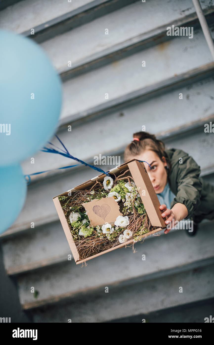 Frau senden in Karton mit Ballons Stockfoto