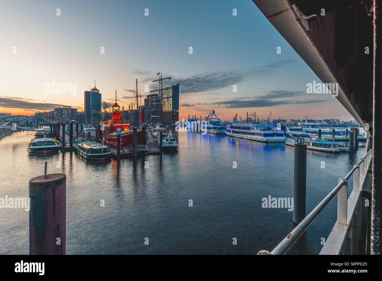Deutschland, Hamburg, Blick vom Niederhafen und Überseebrücke, Elbphilharmonie im Morgenlicht Stockfoto
