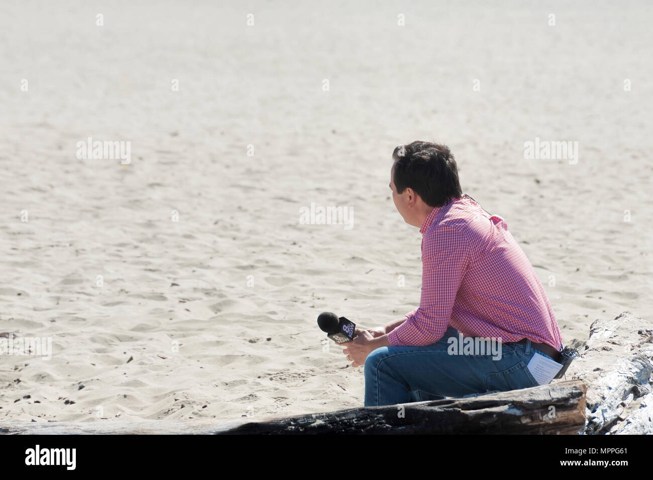 Lincoln City, Oregon, USA - 21. August 2015: Portland Nachrichten Crew Berichterstattung an der Küste. Stockfoto