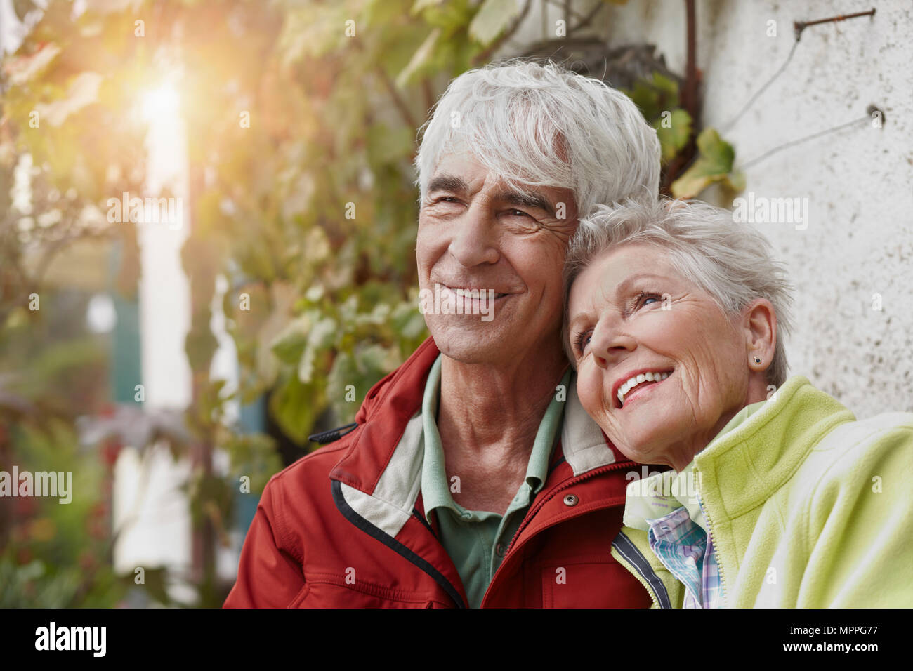 Portrait von lächelnden älteren Ehepaar am Abend dämmerung Stockfoto