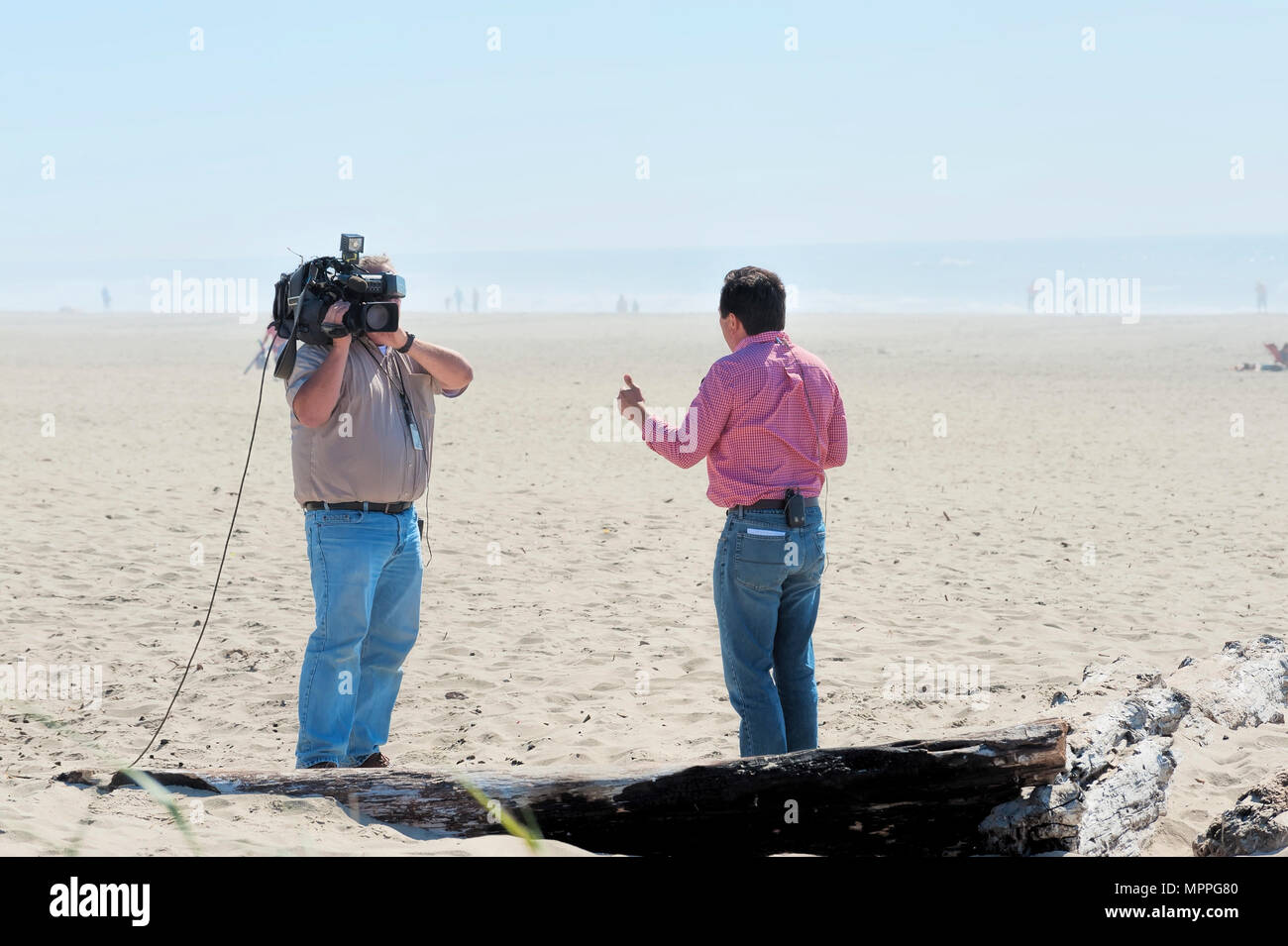 Lincoln City, Oregon, USA - 21. August 2015: Portland Nachrichten Crew Berichterstattung an der Küste. Stockfoto