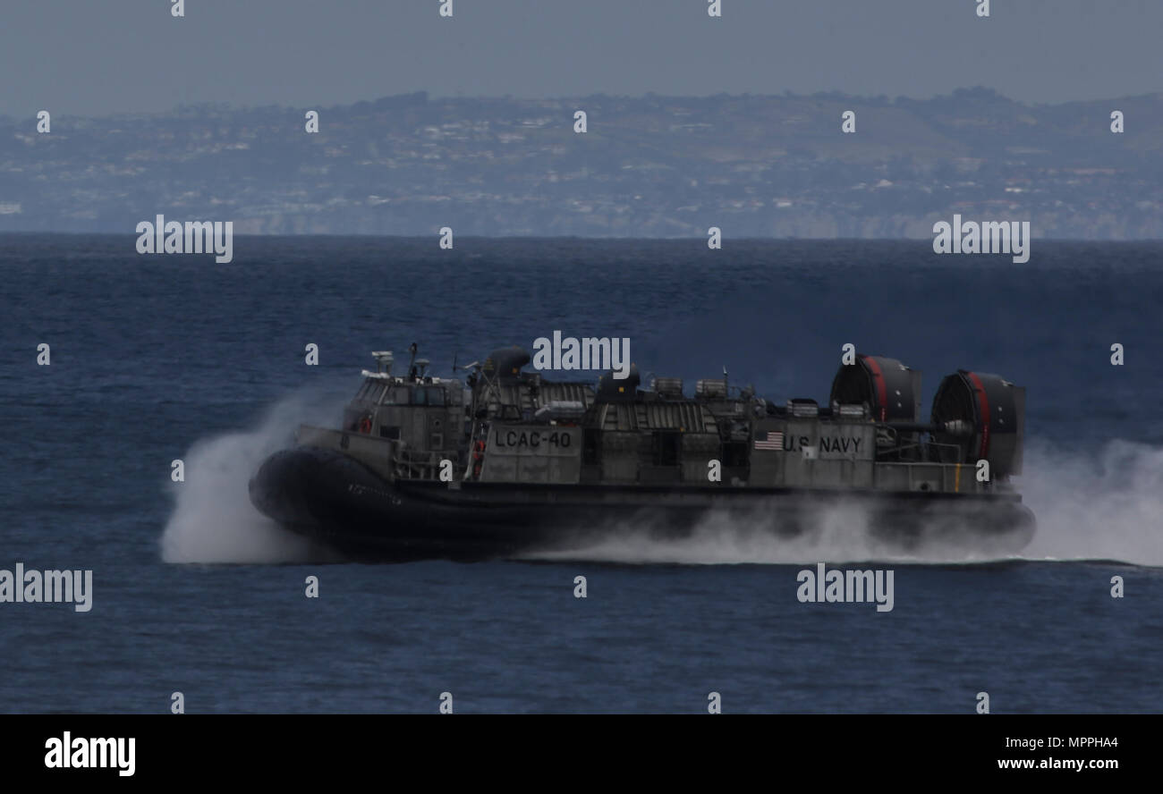 Pazifischer Ozean - eine Landing Craft Air Cushion mit Marine Angriff Handwerk Einheit 5 ist in Vorbereitung zum Transport von Marines und die Ausrüstung mit dem 15 Marine Expeditionary Unit ein amphibisches während PHIBRON-MEU Integration, 3. April 2017 zur Durchführung pilotiert der USS San Diego (LPD-22). PMINT ist die erste - am Meer Training und eine Chance für die Marinesoldaten und Matrosen als ein Team zu arbeiten wesentlichen Missionen abzuschließen. Diese Übung ist der Grundstein für alle Elemente des 15. MEU zu Beziehungen mit ihren Marine Gegenstücke zu entwickeln und ein Verständnis für die Teamarbeit nec gewinnen Stockfoto