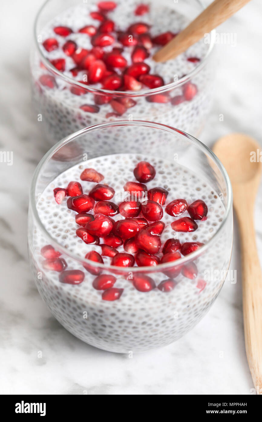Zwei Gläser von Chia Pudding mit Granatapfel Saatgut Stockfoto