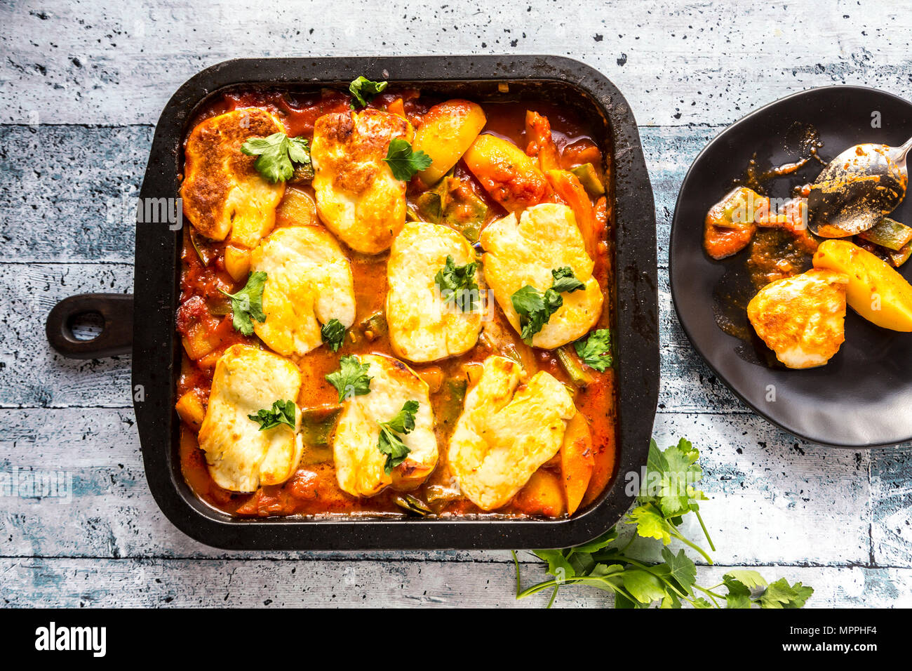 Kartoffeln backen, Kartoffeln, Zucker, Erbse, Tomate, Käse, Petersilie in Pan Stockfoto