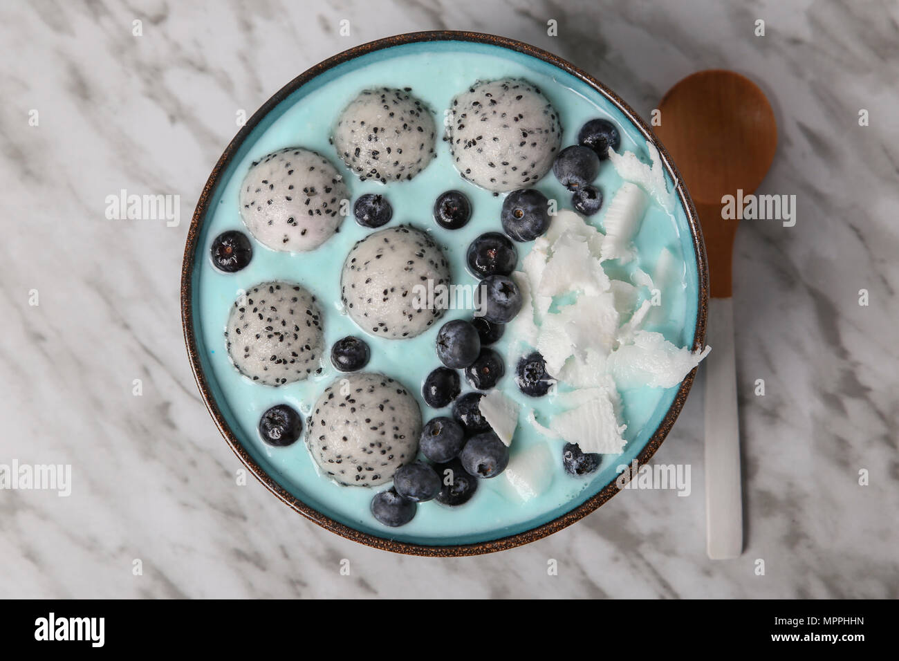 Blau smoothie Schüssel mit Kokosraspeln, Blaubeeren und Drachenfrucht Kugeln Stockfoto