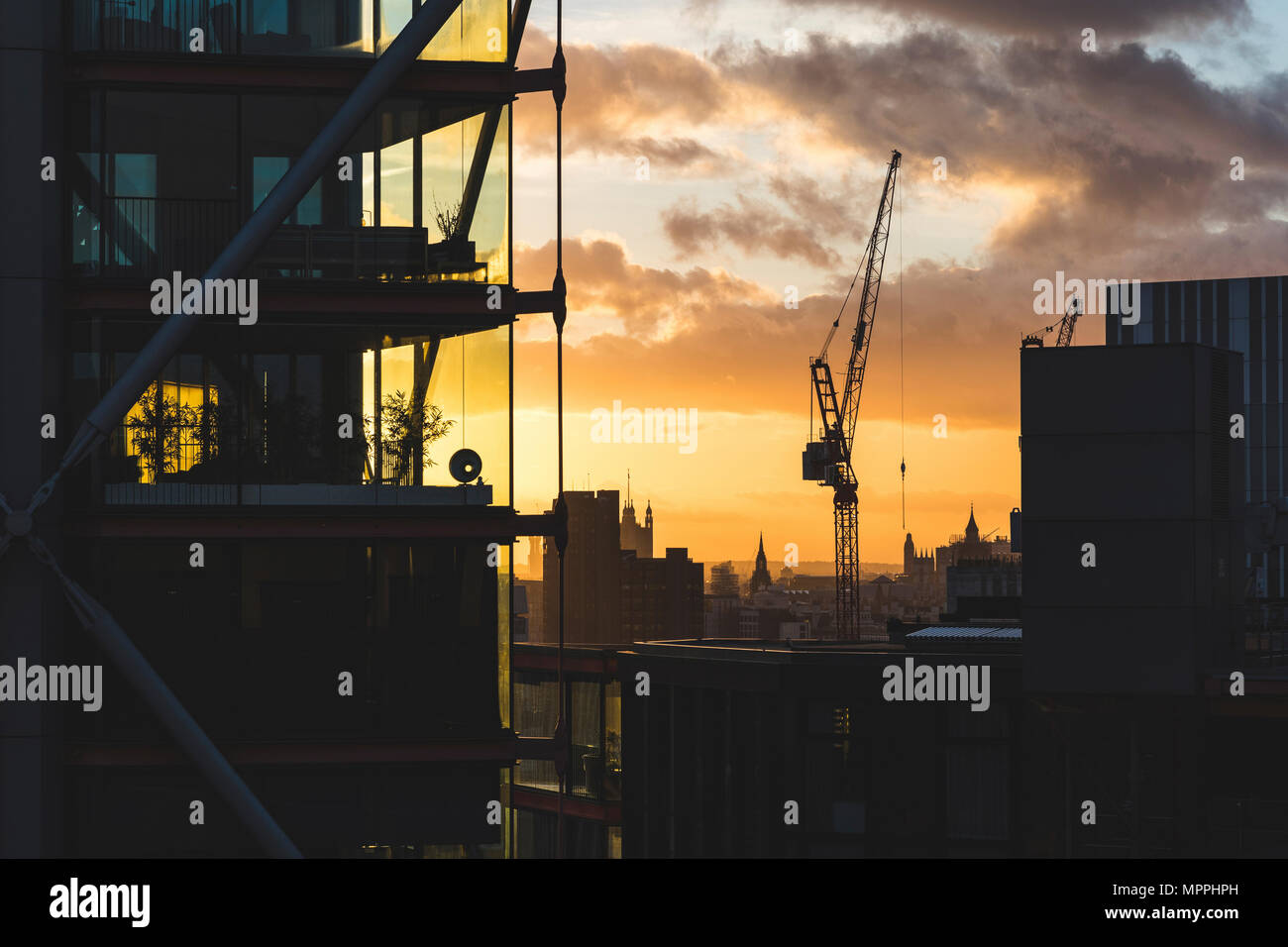 UK, London, Gebäuden und Kran Silhouette bei Sonnenuntergang mit Big Ben und Westminster im Hintergrund Stockfoto