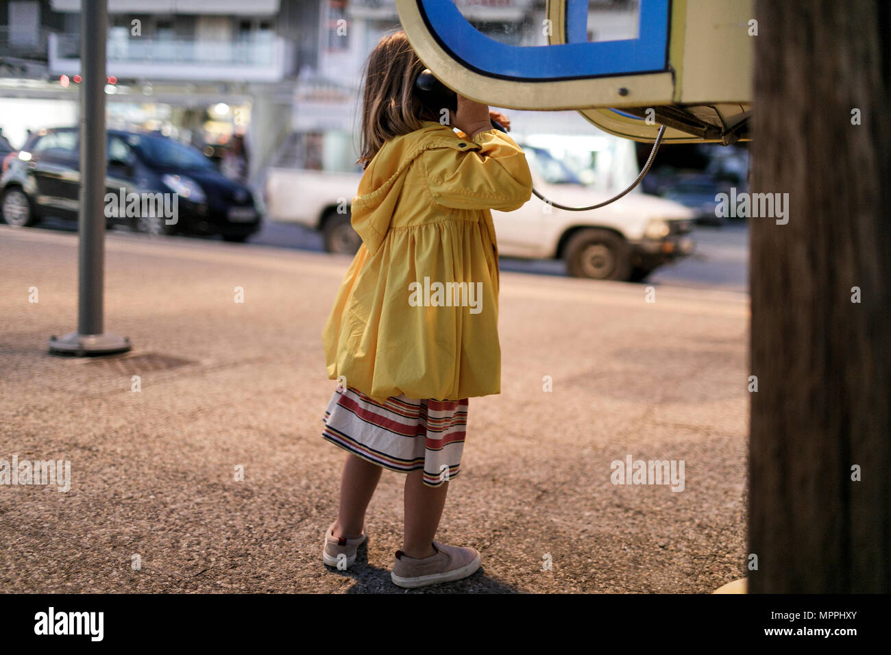 Zurück Blick auf kleine Mädchen mit Telefonzelle Stockfoto