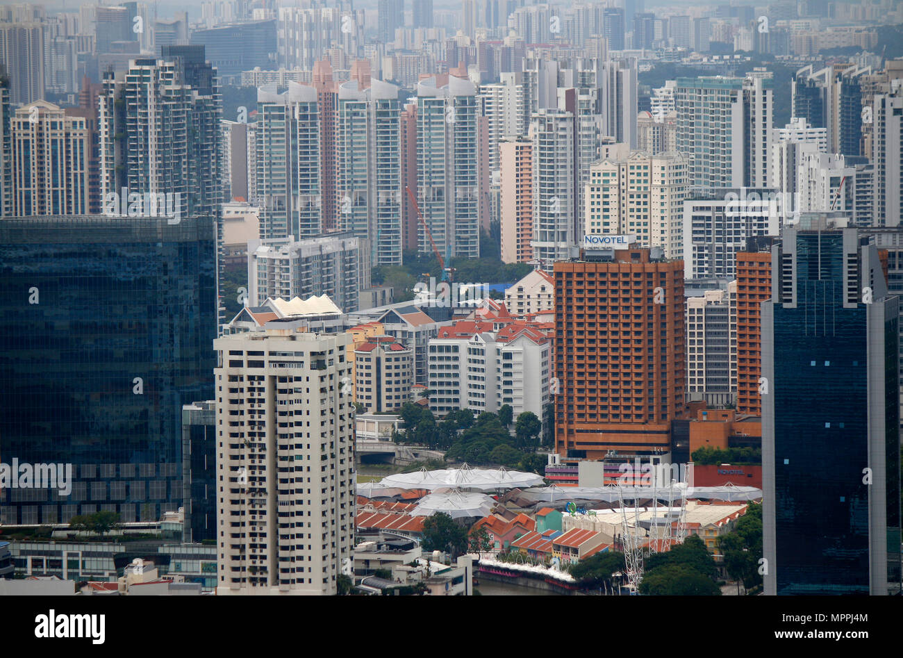 Die typische Skyline mit Sinpagurs millelhohen Wohnhochhaeusern, von denen viele zum'Housing Development Board (HDB)" gehoeren, einer Art Eigentumswo Stockfoto